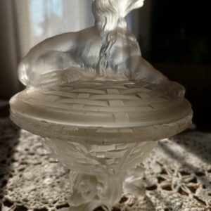 Portieux Vallerysthal, cukiernica art déco zwieńczona pokrywka z raczka w kształcie czuwającego psa