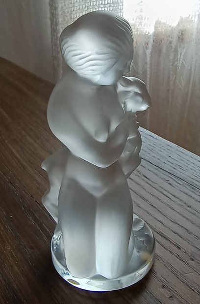 Figurka kryształowa Lalique France - Kobieta z owieczka, sygnowana, 12 cm - wkrótce dostępny w sprzedaży - obrazek 3