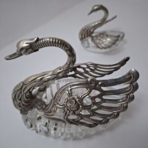 Betz August, para łabędzi, kryształ i srebro, prod. Niemcy lata 50 XX w., 16x6,7cm; 7,5x10cm - wkrótce dostępne w sprzedaży