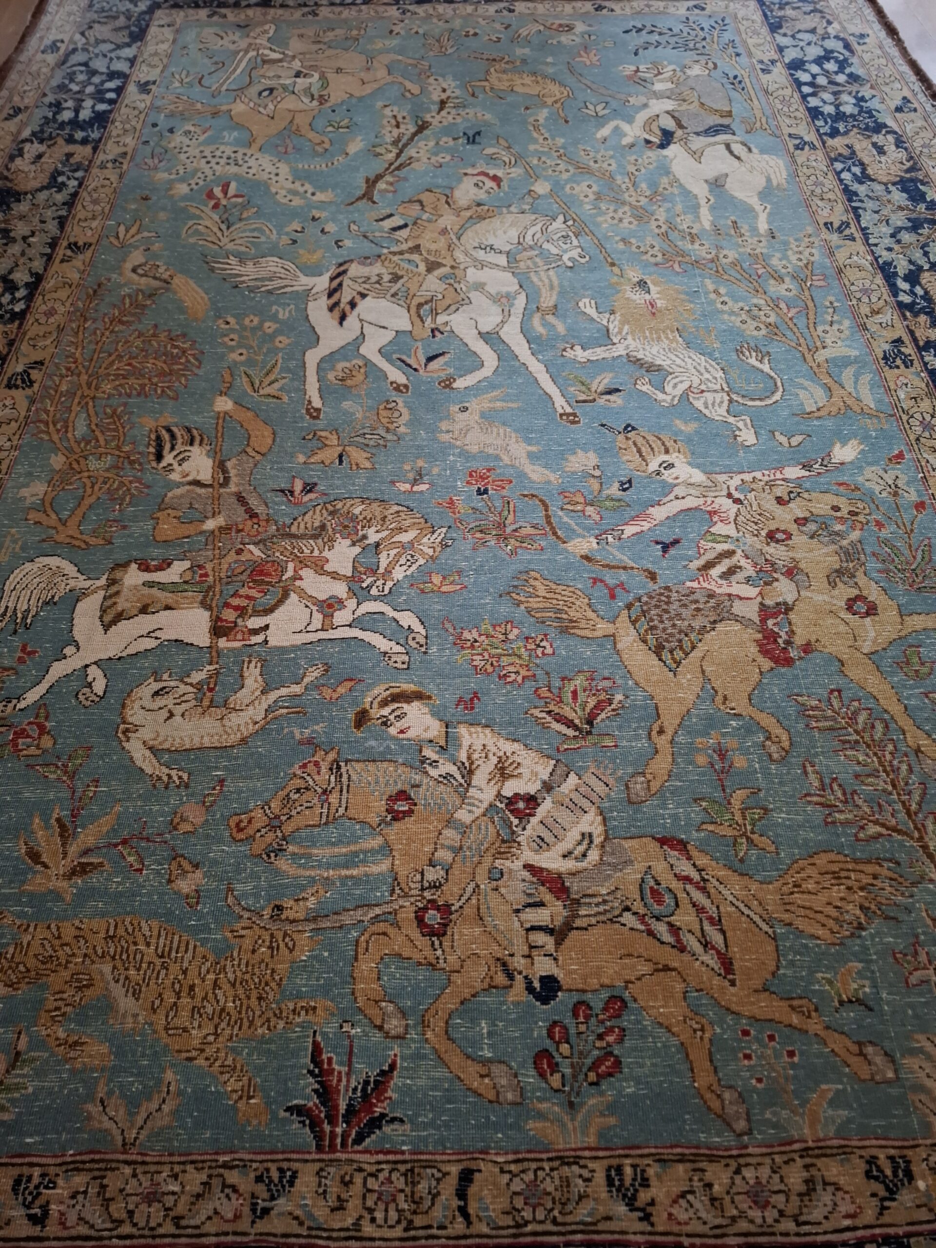 Dywan perski wełniany i jedwabny, semi-antyk lata 50-te XX w., scena polowania, wym. 210x140 cm - wkrótce dostępny w sprzedaży - obrazek 2