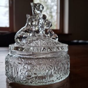 L.E. Smith kryształowe pudełko z pieskami, lata 30-te XX w., art deco, Great Depression Era glass - wkrótce dostępny w sprzedaży