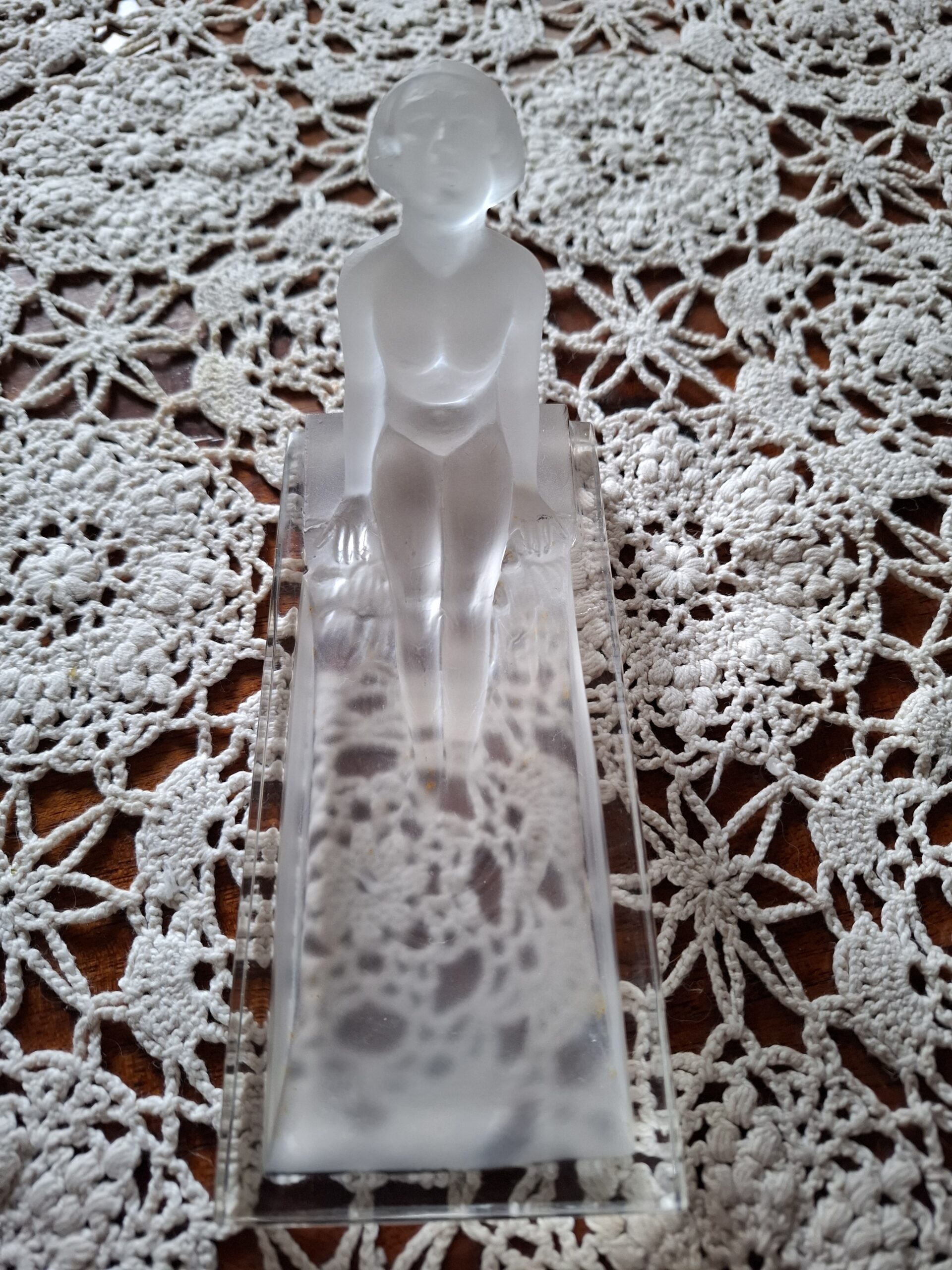 Kryształ, szklana popielniczka, tacka na biżuterię, mydelniczka z kąpiącą się kobietą, tzw. frosted glass, wym. 15x7x100cm Desna Czechosłowacja - wkrótce dostępna w sprzedaży - obrazek 2