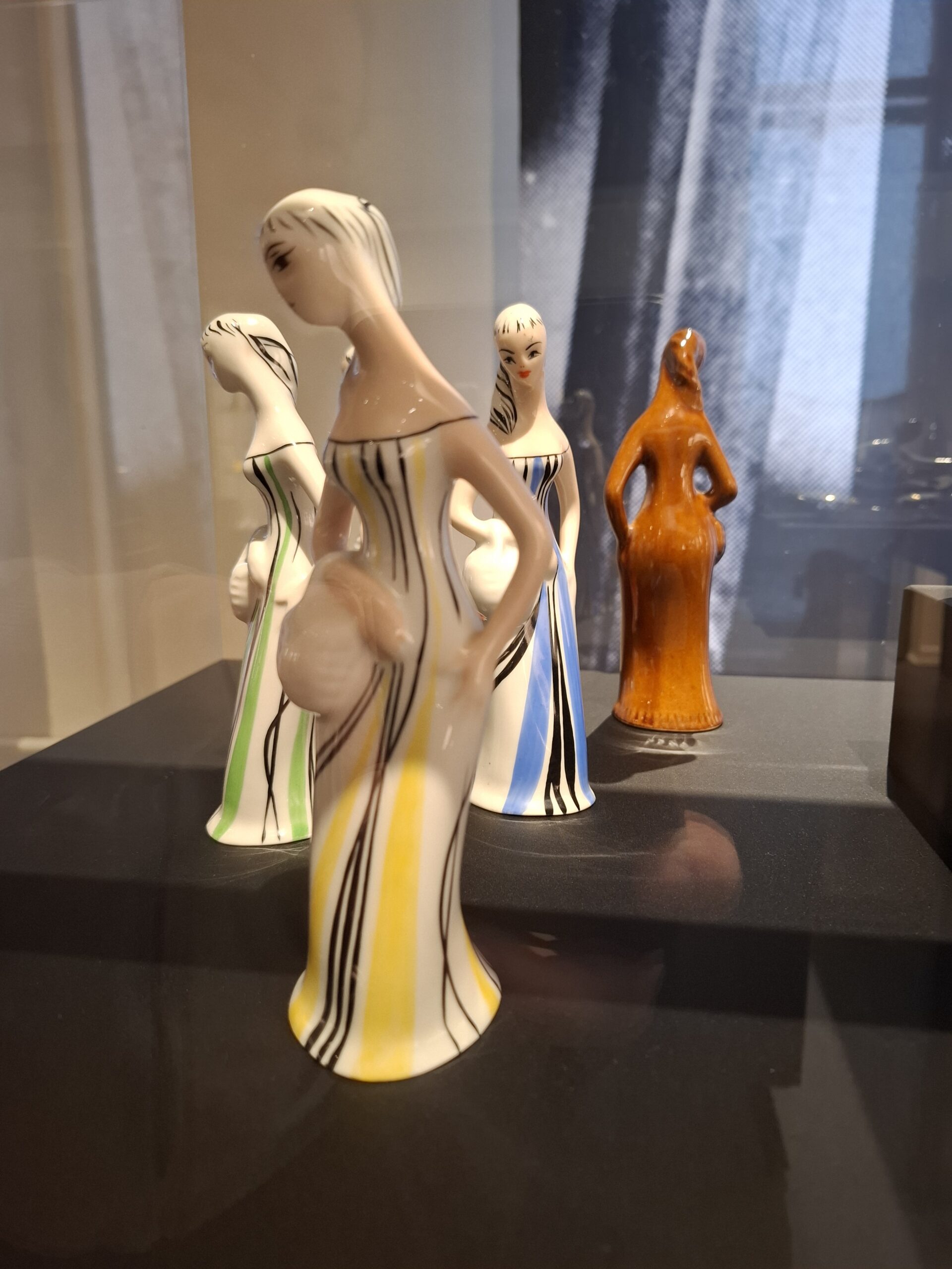 Figurka Damy z koszyczkiem, "Grzybiarki" - Ćmielów, Wawel, Krzysztof ?, lata 50-te, 60-te - obrazek 12