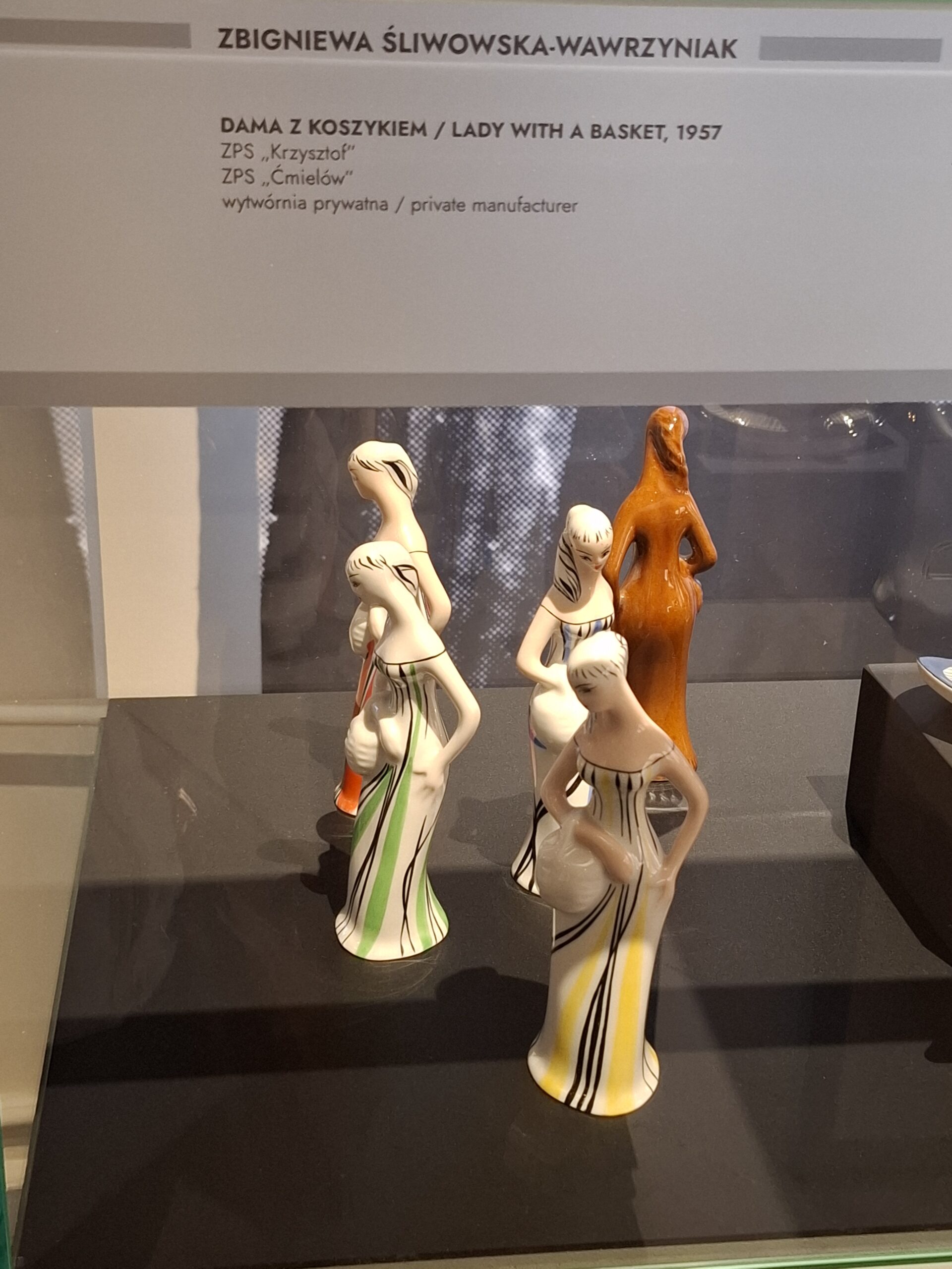 Figurka Damy z koszyczkiem, "Grzybiarki" - Ćmielów, Wawel, Krzysztof ?, lata 50-te, 60-te - obrazek 16