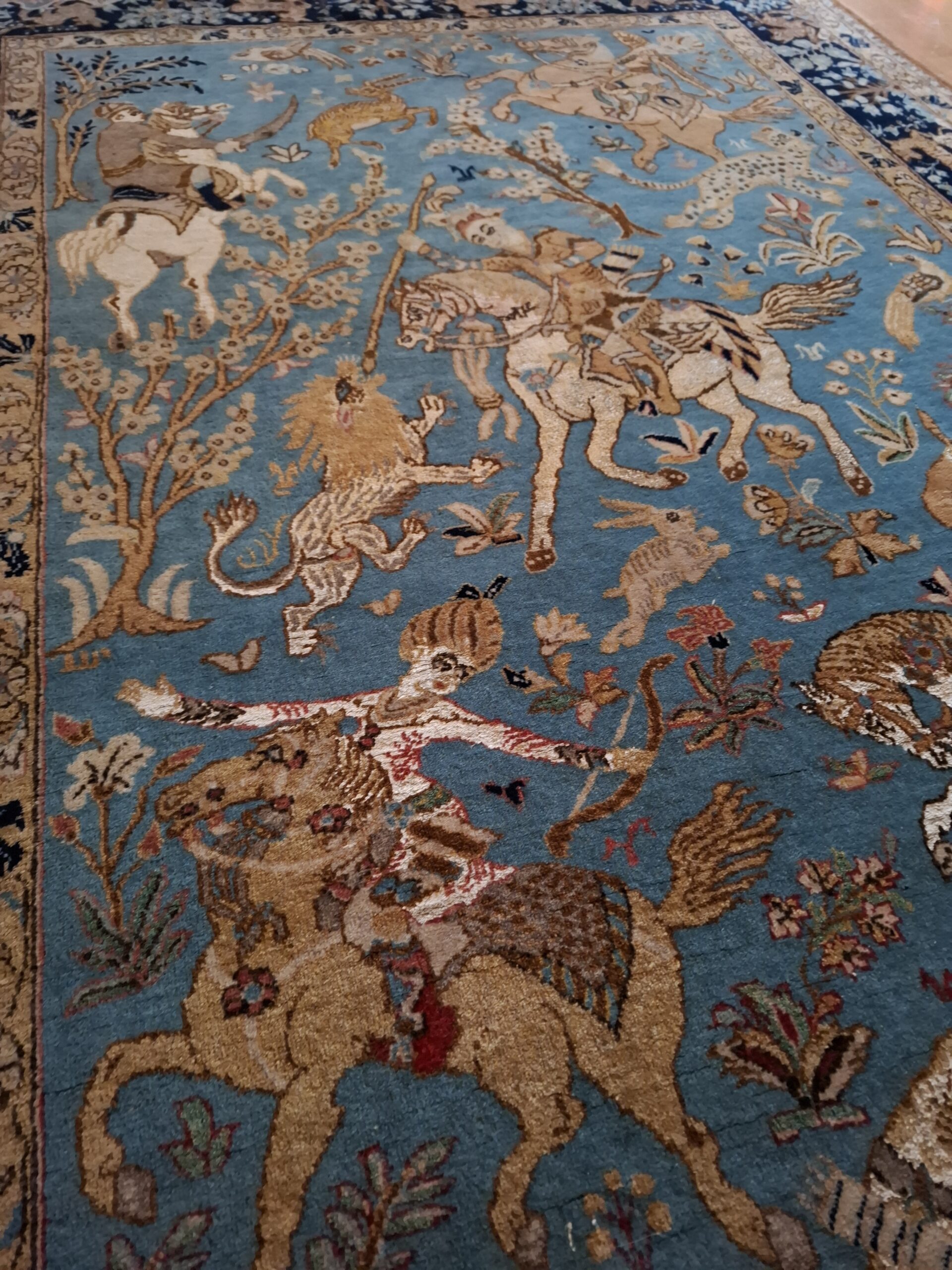 Dywan perski wełniany i jedwabny, semi-antyk lata 50-te XX w., scena polowania, wym. 210x140 cm - wkrótce dostępny w sprzedaży - obrazek 7