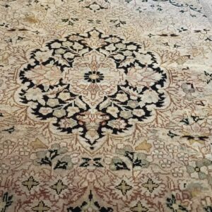 Mały dywan jedwabny z medalionem - wkrótce dostępny w sprzedaży