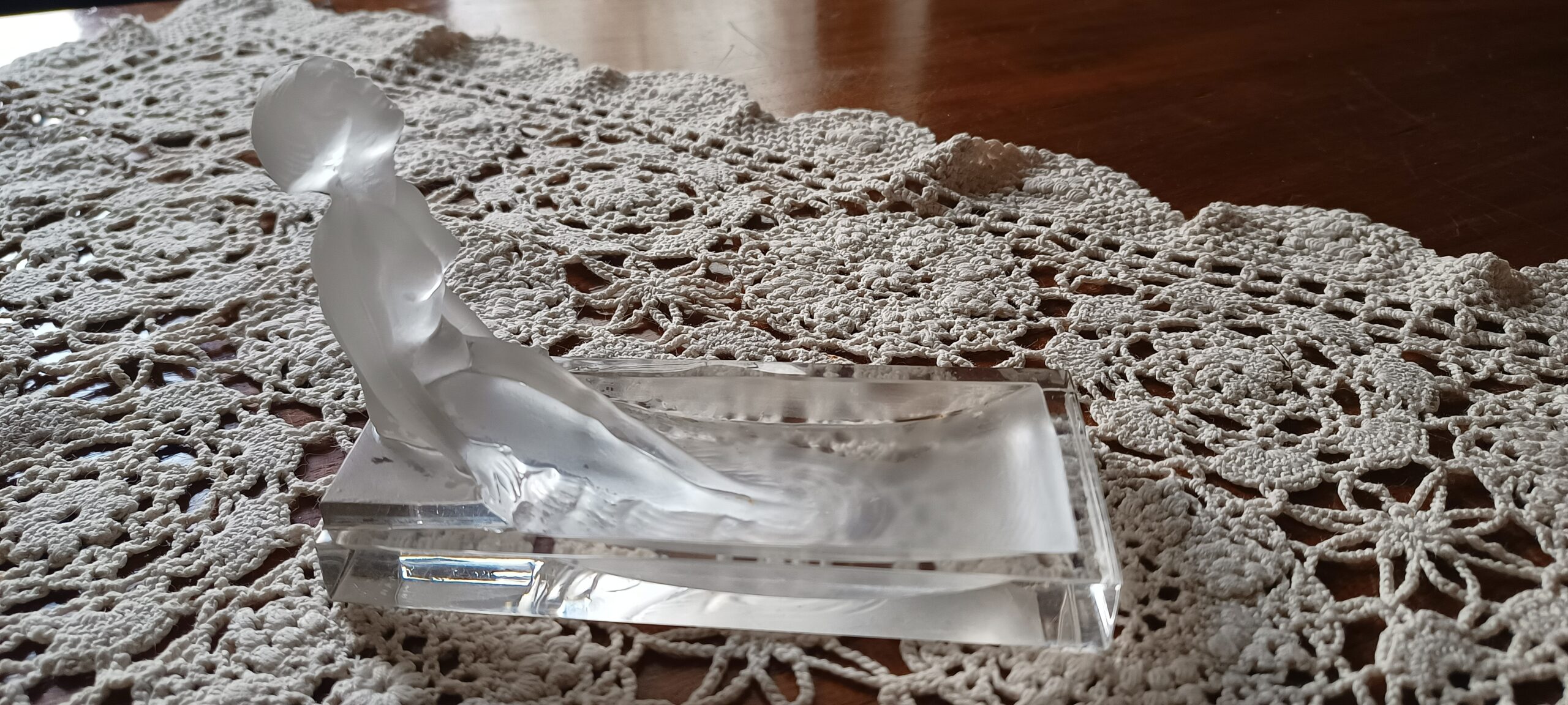 Kryształ, szklana popielniczka, tacka na biżuterię, mydelniczka z kąpiącą się kobietą, tzw. frosted glass, wym. 15x7x100cm Desna Czechosłowacja - wkrótce dostępna w sprzedaży - obrazek 3