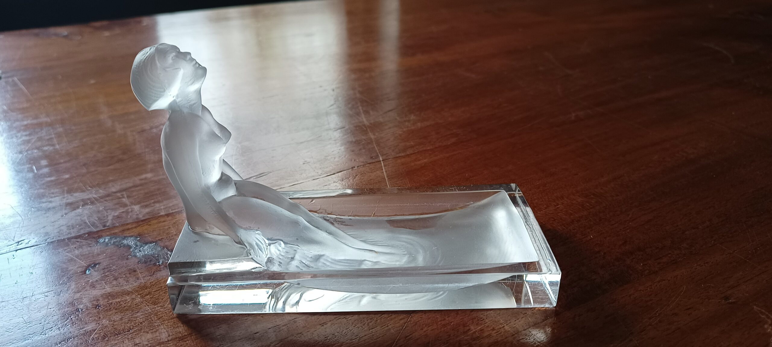 Kryształ, szklana popielniczka, tacka na biżuterię, mydelniczka z kąpiącą się kobietą, tzw. frosted glass, wym. 15x7x100cm Desna Czechosłowacja - wkrótce dostępna w sprzedaży - obrazek 4