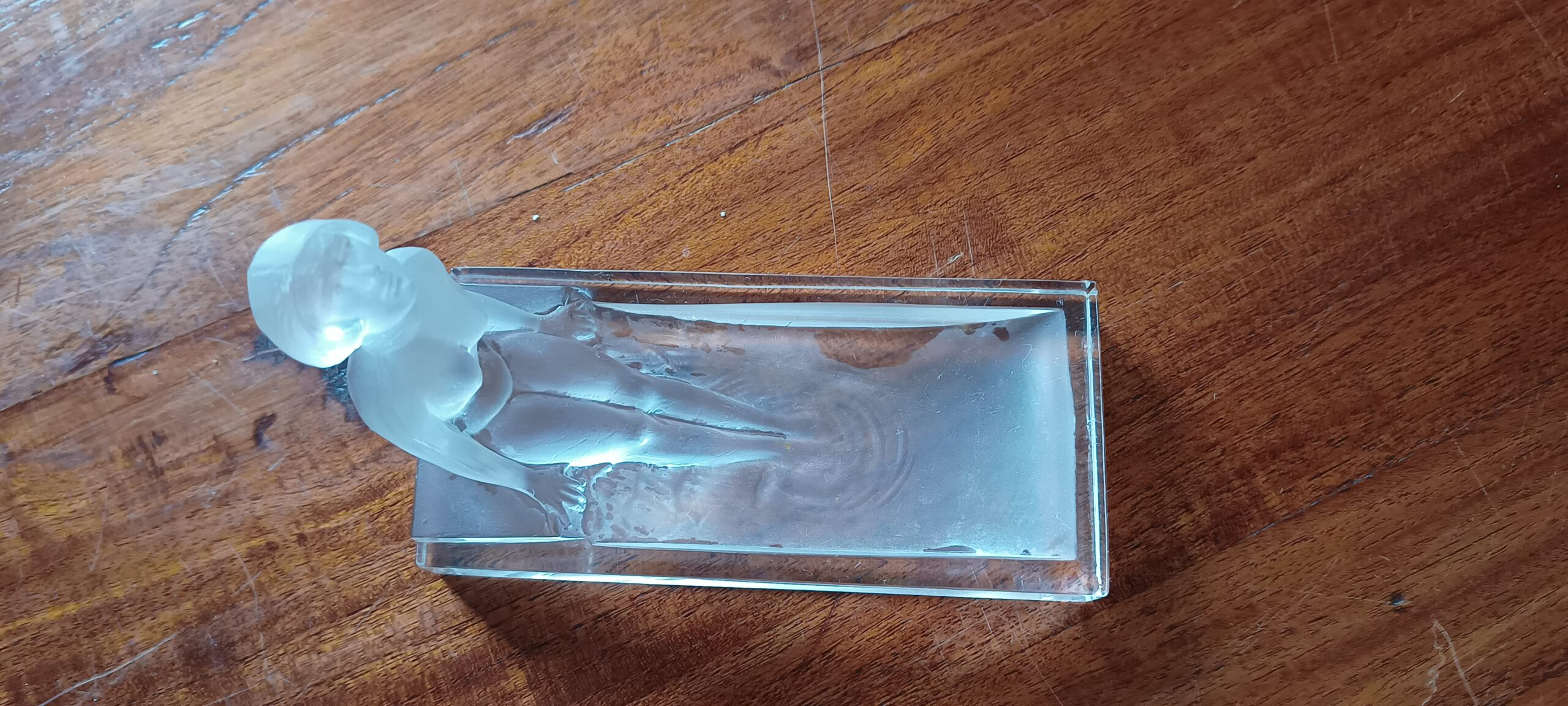 Kryształ, szklana popielniczka, tacka na biżuterię, mydelniczka z kąpiącą się kobietą, tzw. frosted glass, wym. 15x7x100cm Desna Czechosłowacja - wkrótce dostępna w sprzedaży - obrazek 5