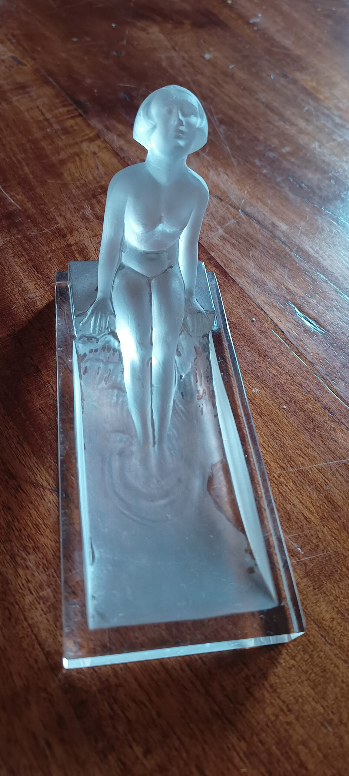 Kryształ, szklana popielniczka, tacka na biżuterię, mydelniczka z kąpiącą się kobietą, tzw. frosted glass, wym. 15x7x100cm Desna Czechosłowacja - wkrótce dostępna w sprzedaży - obrazek 6