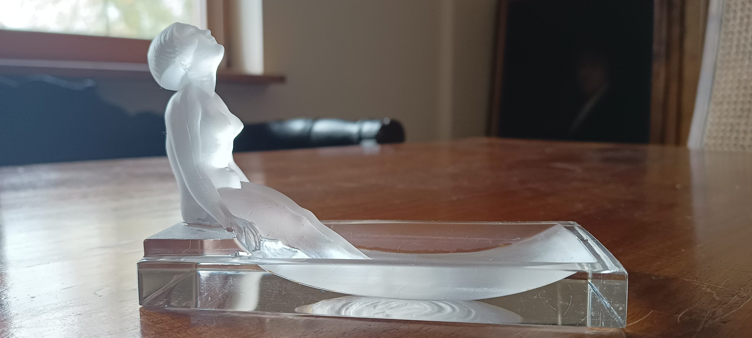 Kryształ, szklana popielniczka, tacka na biżuterię, mydelniczka z kąpiącą się kobietą, tzw. frosted glass, wym. 15x7x100cm Desna Czechosłowacja - wkrótce dostępna w sprzedaży - obrazek 8