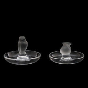 Dwie sztuki kryształowych popielniczek, tacek na biżuterię w kształcie sowy i wróbelka, Lalique France, średnica 9,5 cm - wkrótce dostępne w sprzedaży