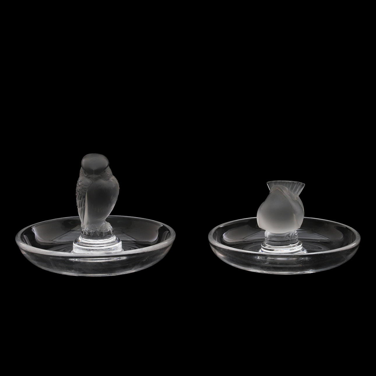 Dwie sztuki kryształowych popielniczek, tacek na biżuterię w kształcie sowy i wróbelka, Lalique France, średnica 9,5 cm - wkrótce dostępne w sprzedaży