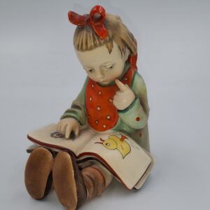 Hummel "Bookworm" #3 oryginalna ceramiczna figurka Hummel #3 zw.  "mól  książkowy", TKM1. Wkrótce dostępny w sprzedaży