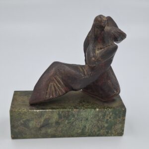 Rzeźba z brązu na marmurowej podstawie, "Para w uścisku", wys. 12 cm.